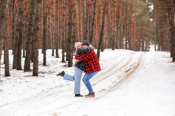 Glückliches Reifes Paar Wald Einem Wintertag — Stockfoto