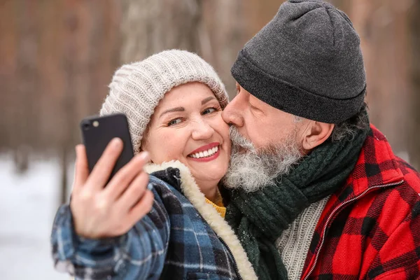 幸せな成熟したカップル取ります自己撮影で森の中で冬の日 — ストック写真