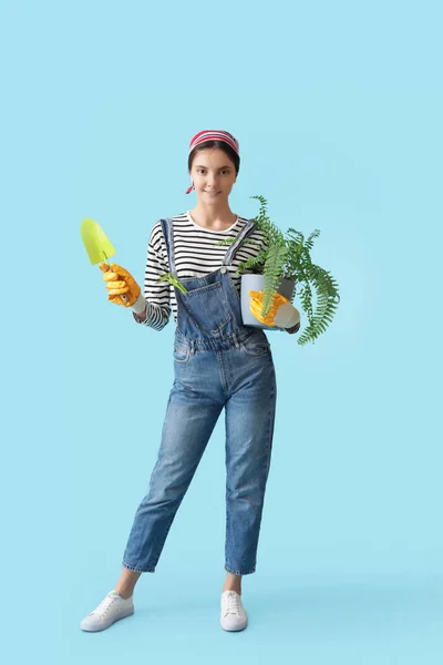 若い女性庭師の色の背景 — ストック写真