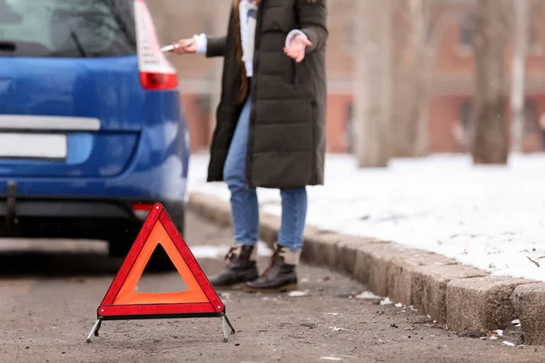 Awaryjny Znak Stopu Zestresowana Młoda Kobieta Pobliżu Zepsutego Samochodu Zewnątrz — Zdjęcie stockowe