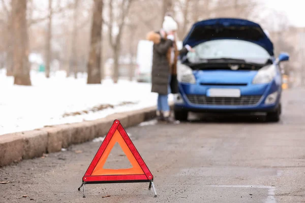 Awaryjny Znak Stopu Zestresowana Młoda Kobieta Pobliżu Zepsutego Samochodu Zewnątrz — Zdjęcie stockowe