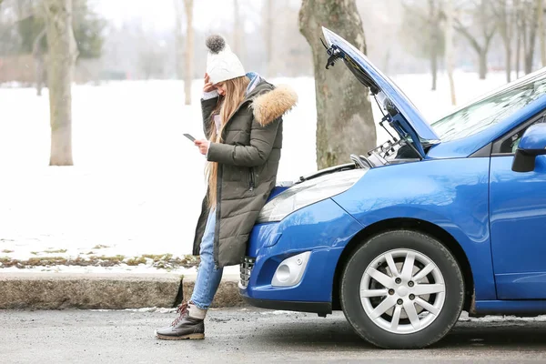 Stressed Young Woman Mobile Phone Broken Car Outdoors — Stock Photo, Image