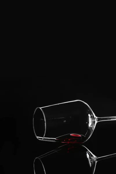 Vetro Rovesciato Vino Sfondo Scuro — Foto Stock