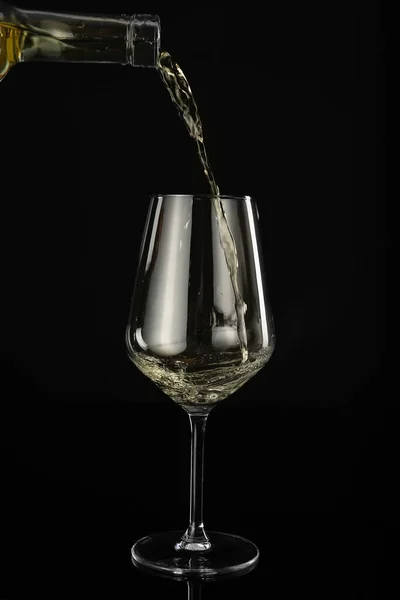 Verser Vin Bouteille Dans Verre Sur Fond Sombre — Photo