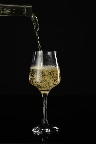 暗めの背景に瓶からグラスにワインを注ぐ — ストック写真