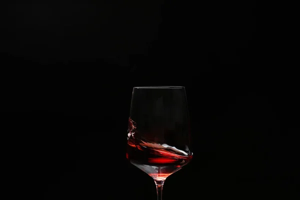 Glas Wein Mit Spritzer Auf Dunklem Hintergrund Nahaufnahme — Stockfoto