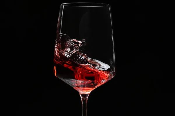 Glas Med Vin Med Stänk Mörk Bakgrund Närbild — Stockfoto