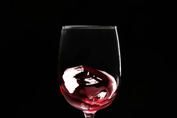 暗い背景にスプラッシュとワインのグラス クローズアップ — ストック写真