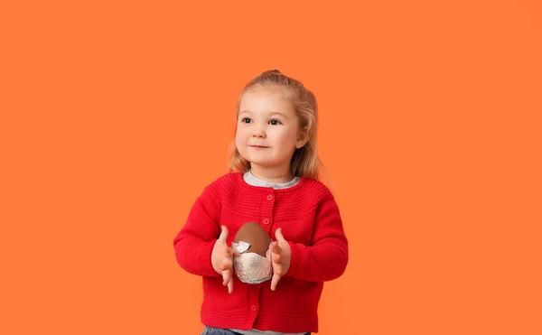 Симпатична Маленька Дівчинка Шоколадним Пасхальним Яйцем Кольоровому Фоні — стокове фото