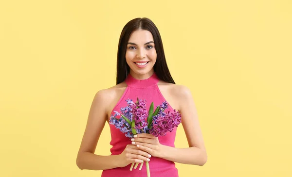 Hermosa Mujer Joven Con Flores Jacinto Sobre Fondo Color —  Fotos de Stock