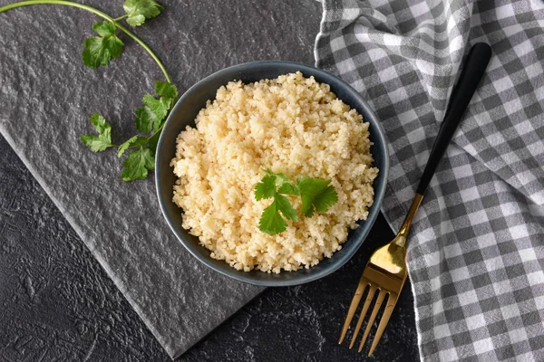 Bowl Couscous Gustoase Cilantro Fundal Întunecat — Fotografie, imagine de stoc