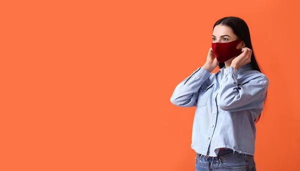 Stilvolle Junge Frau Trägt Maske Auf Farbigem Hintergrund — Stockfoto