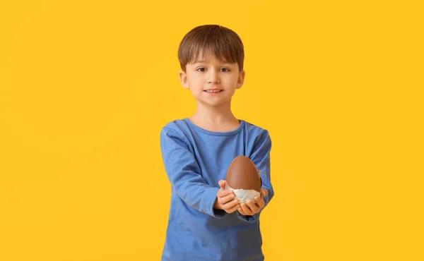 Carino Bambino Con Cioccolato Uovo Pasqua Sfondo Colore — Foto Stock