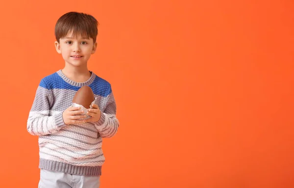 Lindo Niño Con Huevo Pascua Chocolate Fondo Color — Foto de Stock