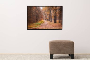 Duvarda asılı modern TV seti