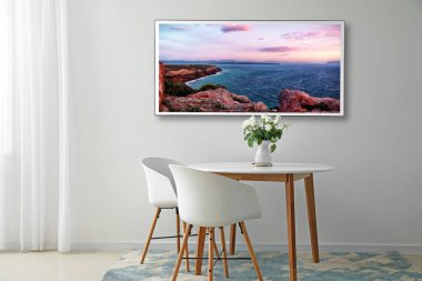 Yemek odasındaki ışık duvarında asılı modern TV seti