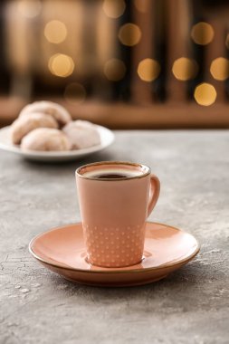 Kafedeki masada bir fincan sıcak kahve.