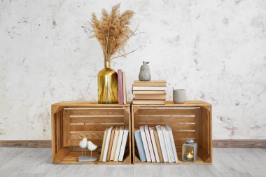 Odasında bir yığın kitap olan tahta kutular.