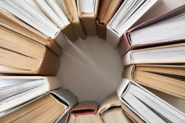 Kitap yığınından çerçeve, yakın plan