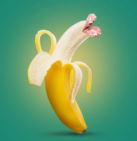 Banana Madura Engraçada Com Lábios Femininos Fundo Verde — Fotografia de Stock