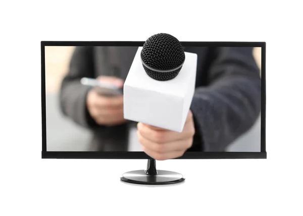Journalist Mit Mikrofon Durch Den Bildschirm Des Modernen Fernsehers Auf — Stockfoto