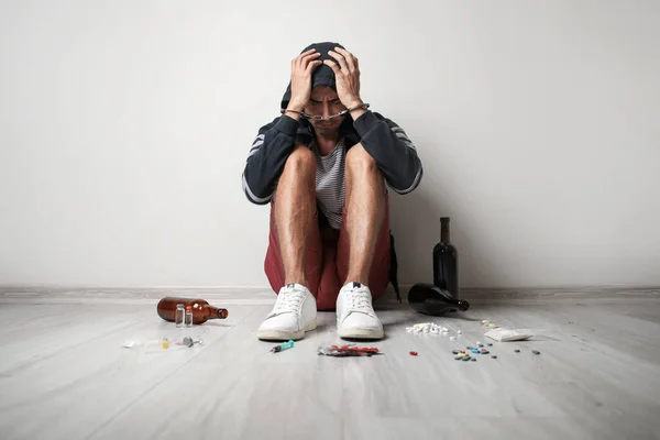 Hombre Drogadicto Con Drogas Alcohol Sentado Suelo — Foto de Stock