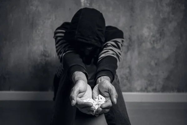 Mężczyzna Ćpun Narkotyki Pobliżu Grunge Ściany — Zdjęcie stockowe