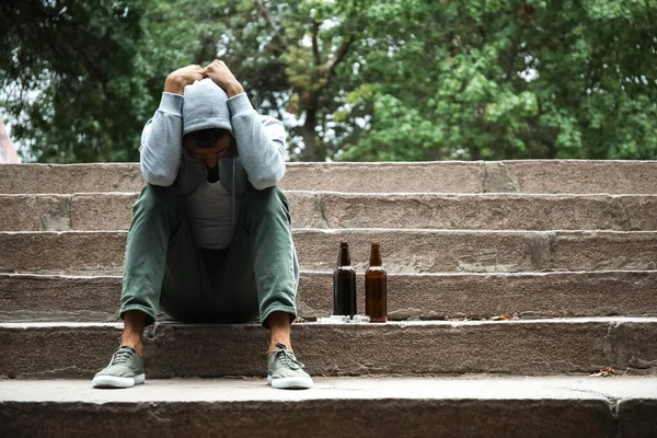 Hombre Drogadicto Con Drogas Alcohol Sentado Las Escaleras Aire Libre —  Fotos de Stock