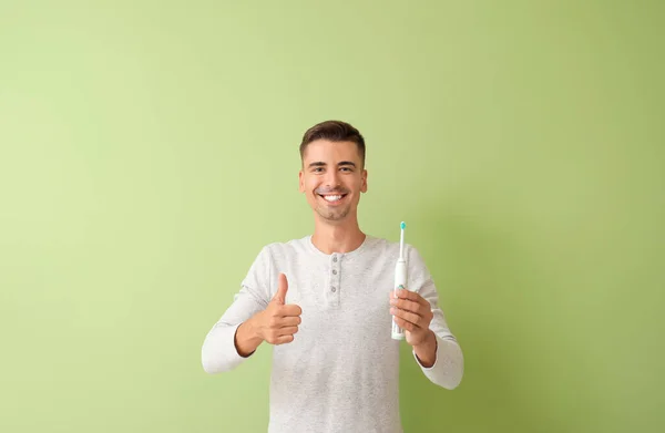 Joven Con Cepillo Dientes Mostrando Pulgar Hacia Arriba Fondo Color — Foto de Stock