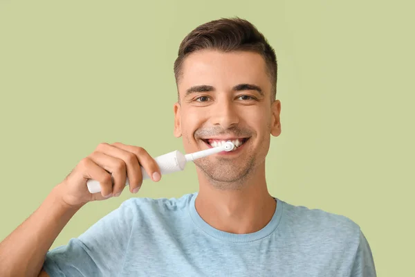 Young Man Brushing Teeth Color Background — Stock Photo, Image