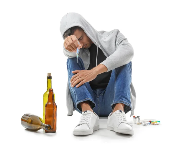 Man Knarkare Med Droger Och Alkohol Vit Bakgrund — Stockfoto