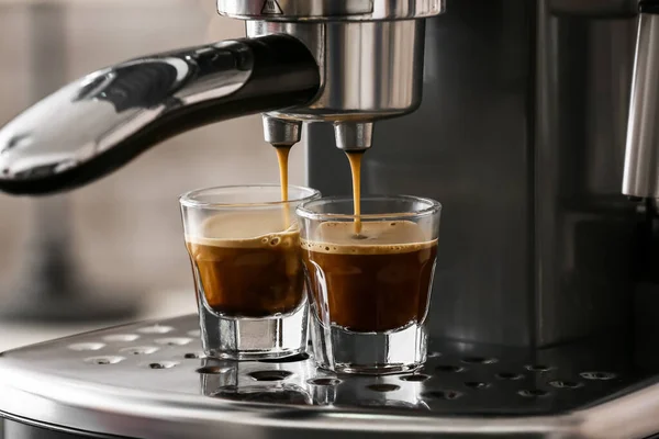 現代のコーヒーマシンは カフェでホットエスプレッソのカップ — ストック写真