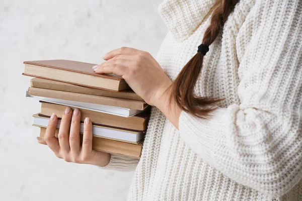 Mujer Con Pila Libros Sobre Fondo Claro Primer Plano — Foto de Stock