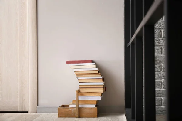 Bücherstapel Neben Lichtwand Zimmer — Stockfoto