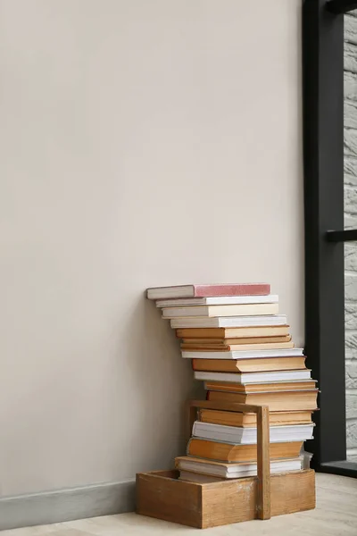 Montón Libros Cerca Pared Luz Habitación —  Fotos de Stock