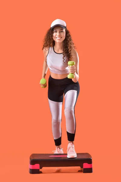 Hermosa Mujer Joven Formación Con Mancuernas Sobre Fondo Color —  Fotos de Stock