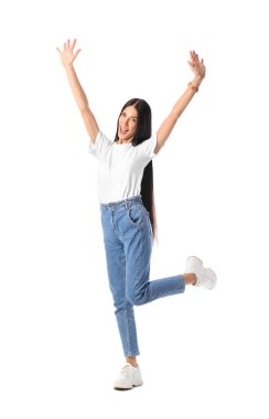 Beyaz arka planda mutlu genç bir kadın