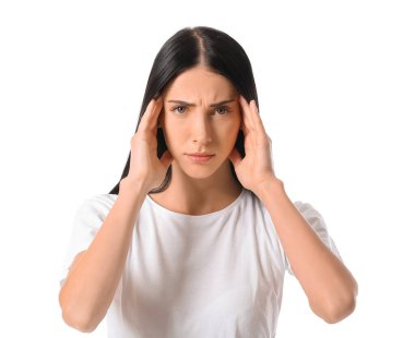 Beyaz arka planda stresli genç bir kadın