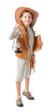 Beyaz arka planda sevimli küçük bir maceracı