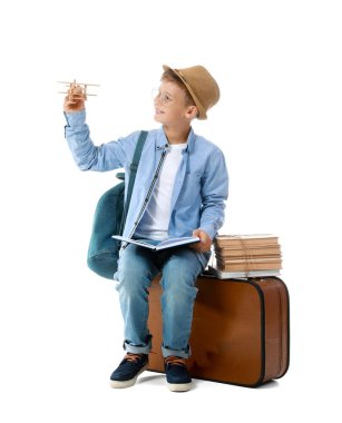 Beyaz arka planda sevimli küçük bir maceracı