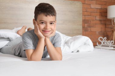 # Küçük tatlı bir çocuğun sabah yatağında #