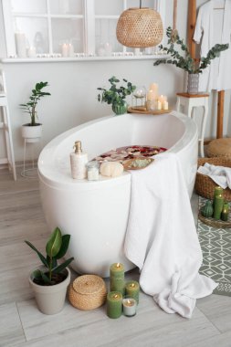 İçi yanan mumlarla dolu modern bir banyo.