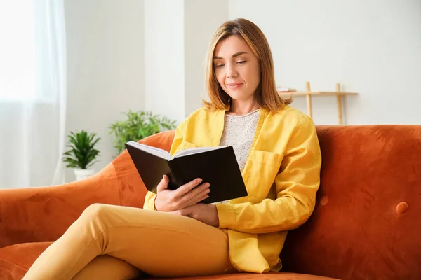 Mujer Leyendo Libro Casa — Foto de Stock