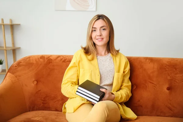 Mujer Con Libros Sentada Sofá Casa —  Fotos de Stock