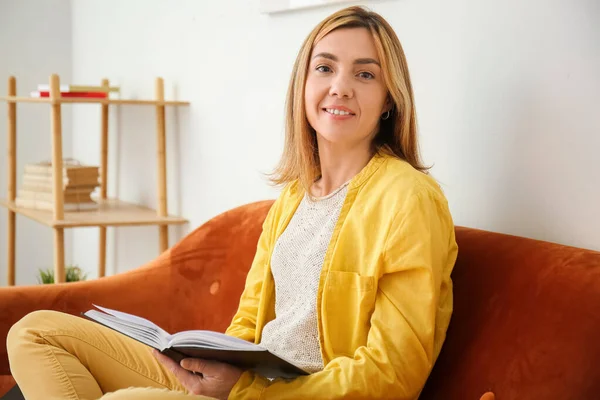 Mujer Leyendo Libro Casa — Foto de Stock