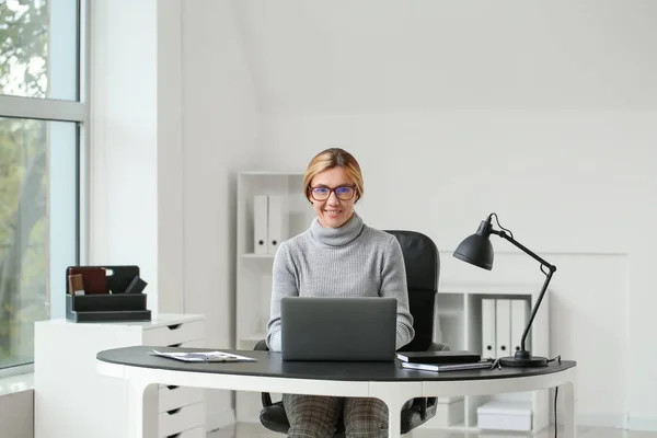 Porträtt Kvinnlig Psykolog Kontoret — Stockfoto