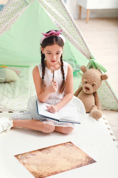 Aranyos Kis Hercegnő Játszik Mágikus Könyv Kulcs Otthon — Stock Fotó