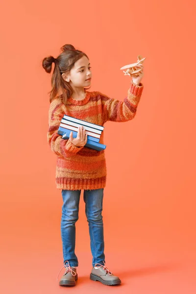 Petite Fille Mignonne Avec Des Livres Jouet Sur Fond Couleur — Photo