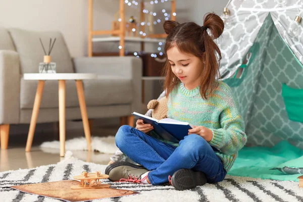 Gadis Kecil Yang Lucu Membaca Buku Rumah — Stok Foto