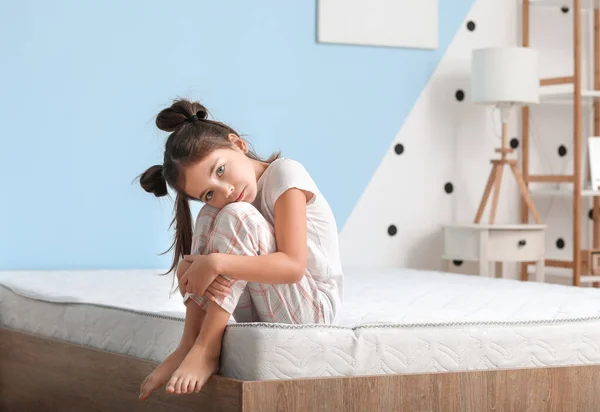 Yatağında Oturan Üzgün Küçük Kızın Sabahı — Stok fotoğraf